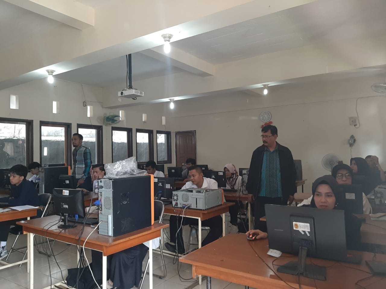 Kegiatan Ujian Nasional Berbasis Komputer Paket C